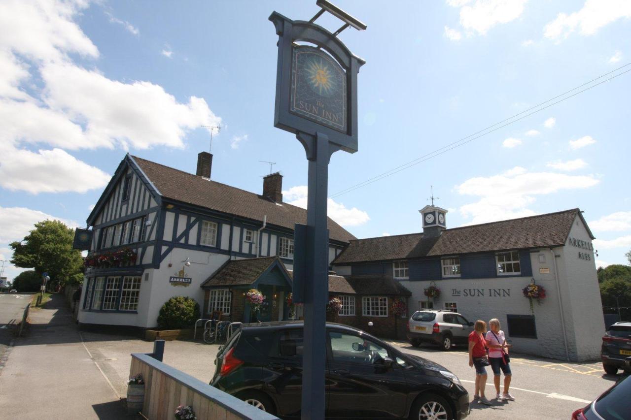The Sun Inn Swindon Bagian luar foto