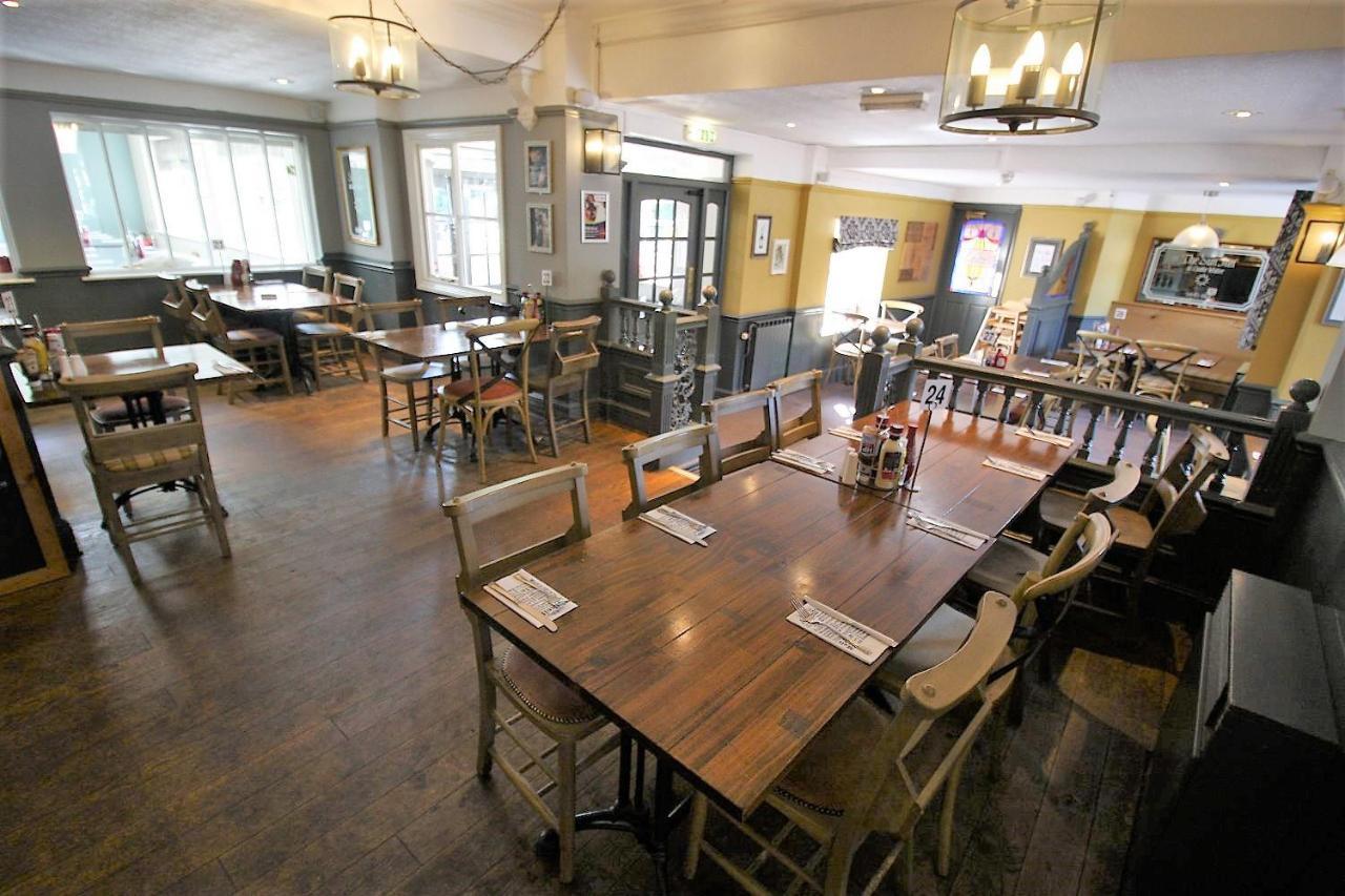 The Sun Inn Swindon Bagian luar foto