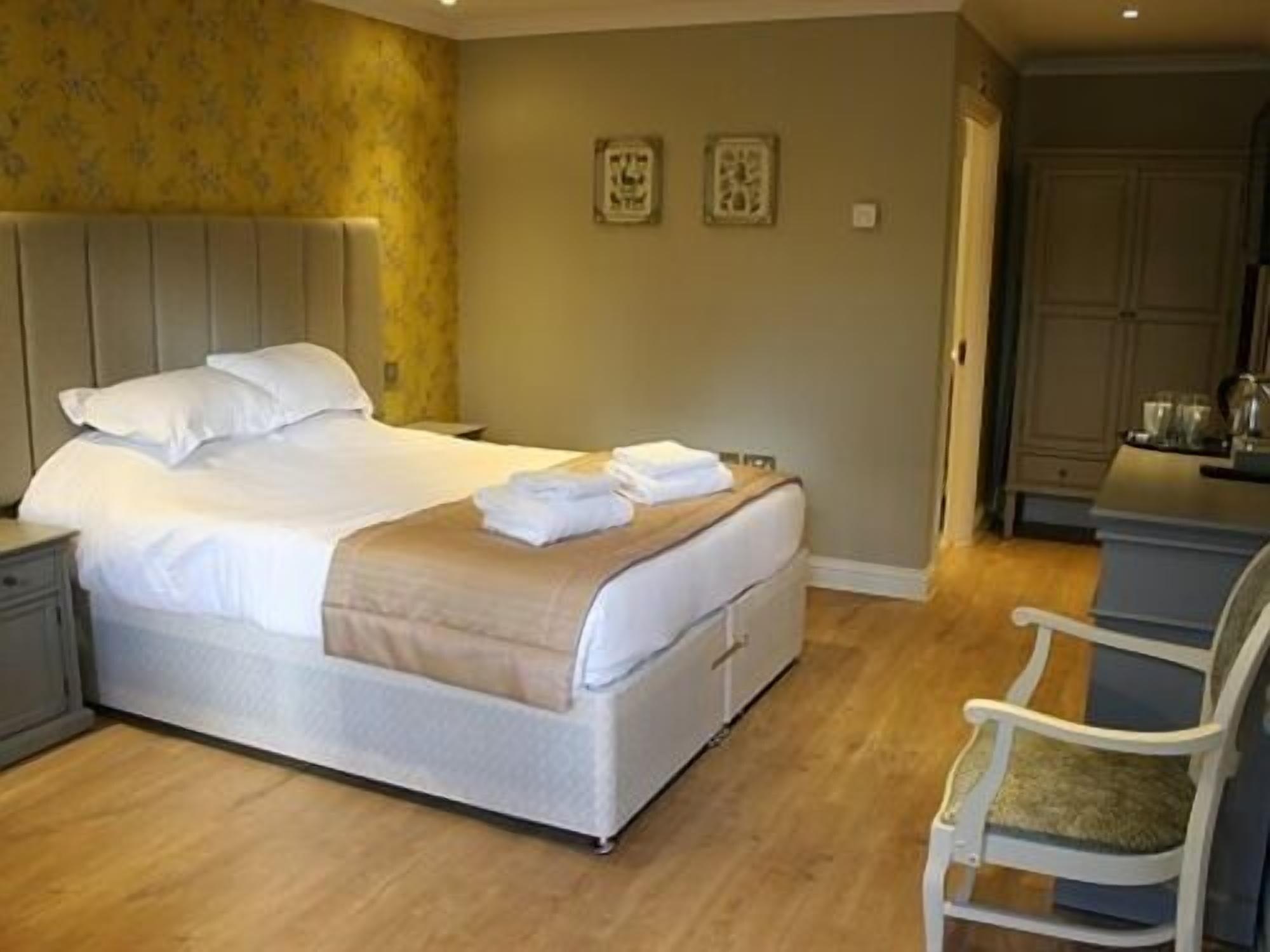 The Sun Inn Swindon Bagian luar foto